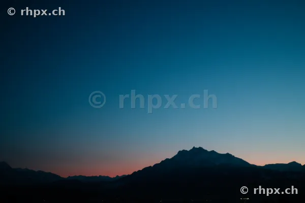 Silhouetten des Bergmassivs Pilatus bei Luzern in der Dämmerung