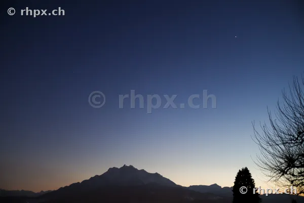 Silhouetten des Berges Pilatus während der Abenddämmerung bei klarem Himmel.