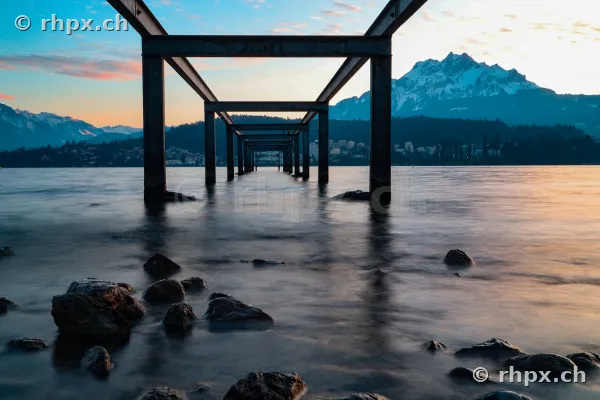 Blick durch ein im Wasser stehendes Stahlgerüst auf den Pilatus bei Luzern