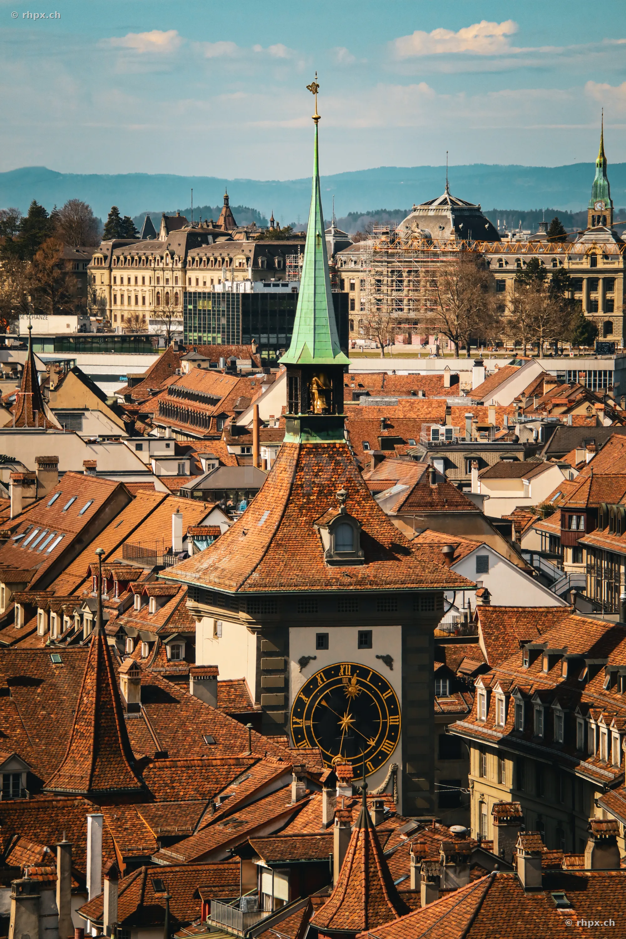 Blick von oben auf den Zytgloggeturm und die Dächer der Berner Altstadt