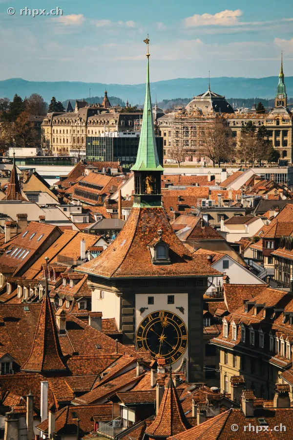 Blick von oben auf den Zytgloggeturm und die Dächer der Berner Altstadt