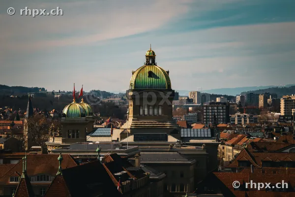 Blick über die Dächer von Bern auf die Kuppel des Bundeshauses