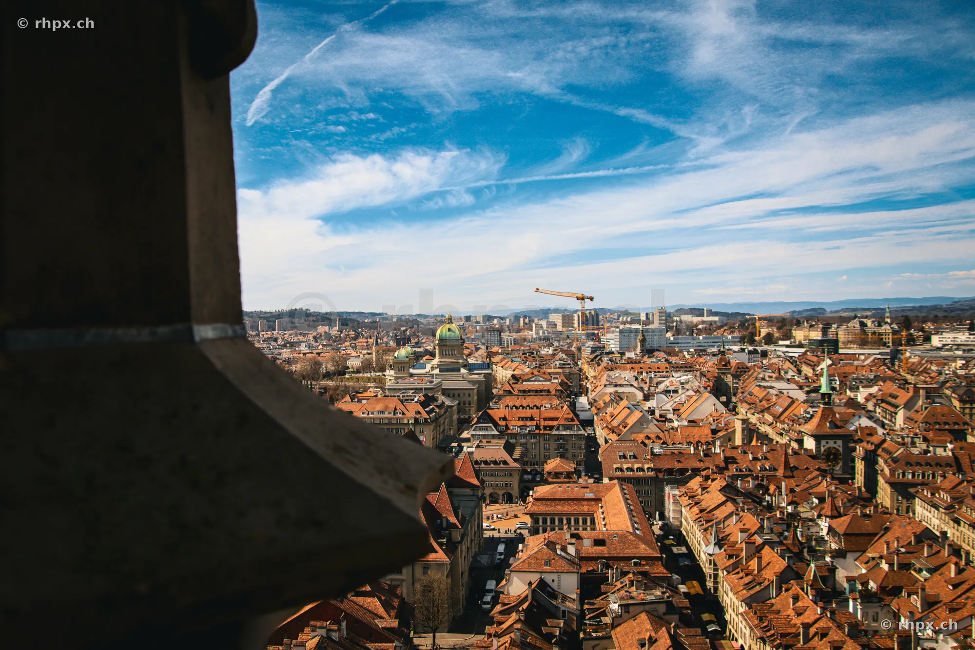 Blick von oben auf die Dächer der Berner Altstadt mit dem Bundeshaus