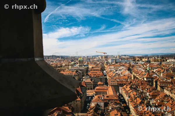 Blick von oben auf die Dächer der Berner Altstadt mit dem Bundeshaus