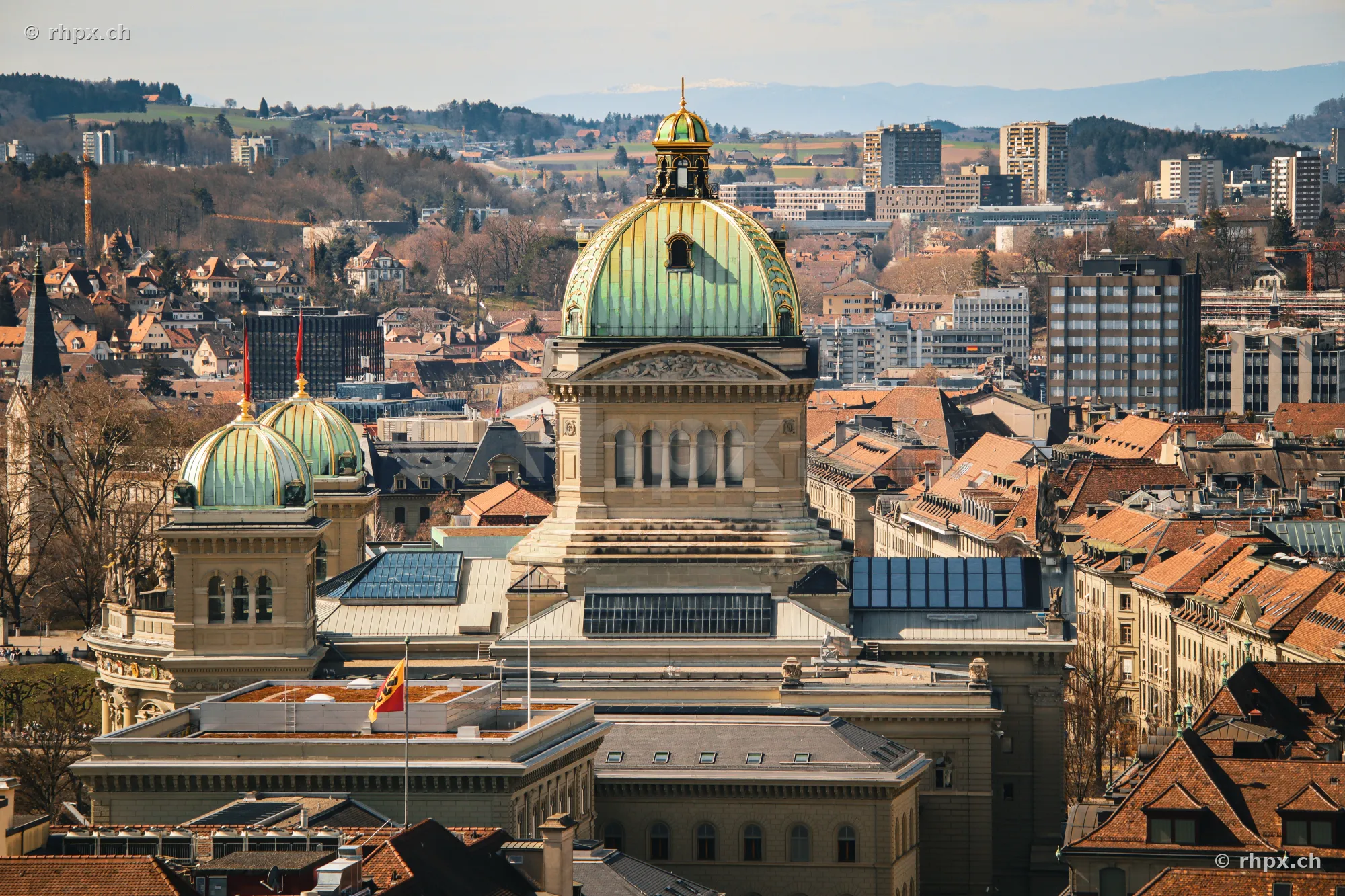 Die markante Kuppel des Berner Bundeshauses inmitten der Stadtlandschaft
