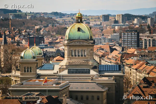 Die markante Kuppel des Berner Bundeshauses inmitten der Stadtlandschaft