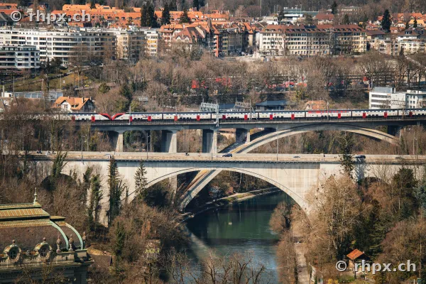 Blick auf einen Zug auf der Lorrainebrücke über die Aare in Bern