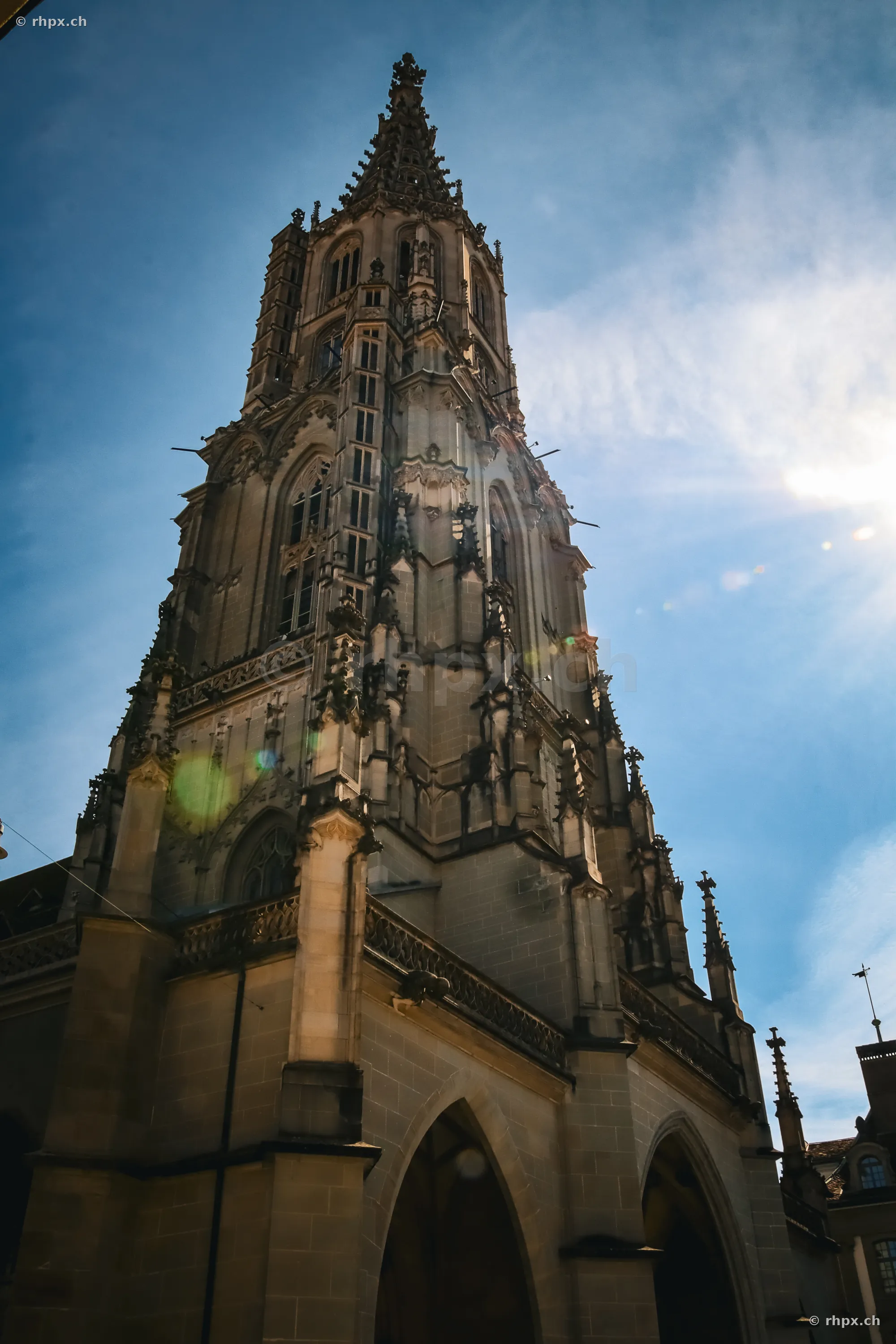 Aussenansicht des Berner Münster Turms mit Gegenlicht