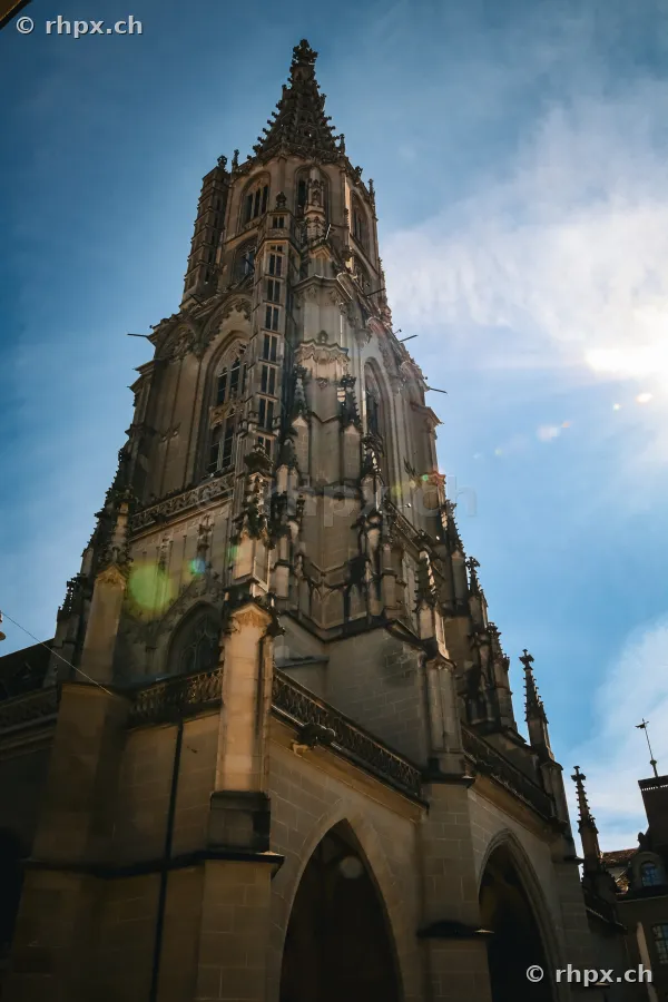 Aussenansicht des Berner Münster Turms mit Gegenlicht