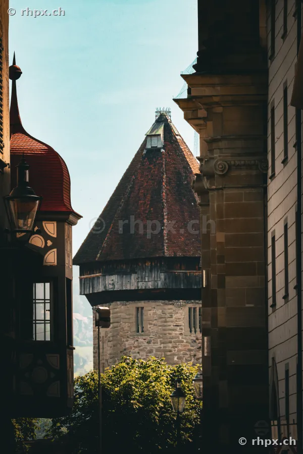 Blick durch eine Gasse auf den Zytturm in Luzern