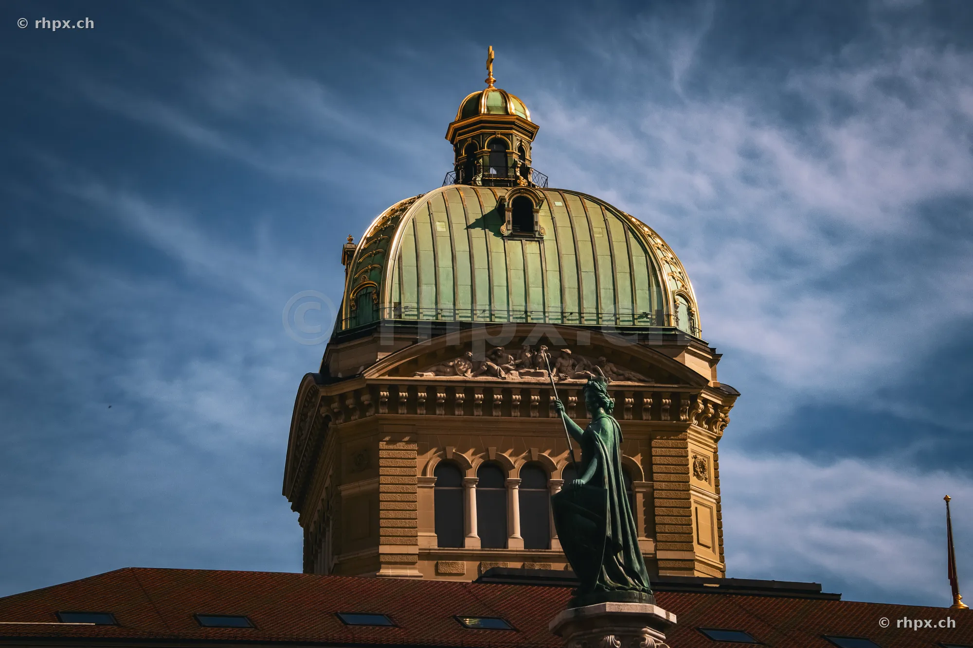 Kuppel des Bundeshauses in Bern vor blauem Himmel