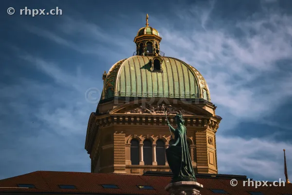 Kuppel des Bundeshauses in Bern vor blauem Himmel