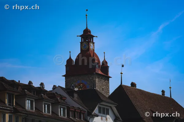 Der historische Zytturm mit Uhrwerk vor blauem Himmel in der Stadt Luzern