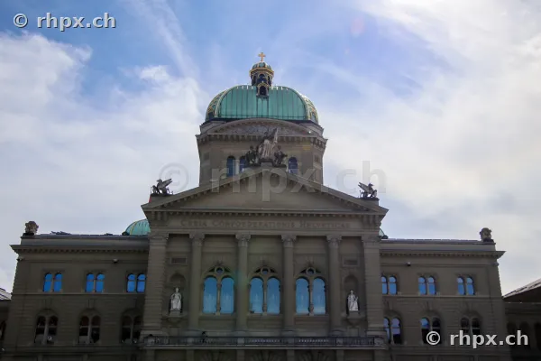 Zentrale Frontansicht des Berner Bundeshauses mit Kuppel unter bewölktem Himmel
