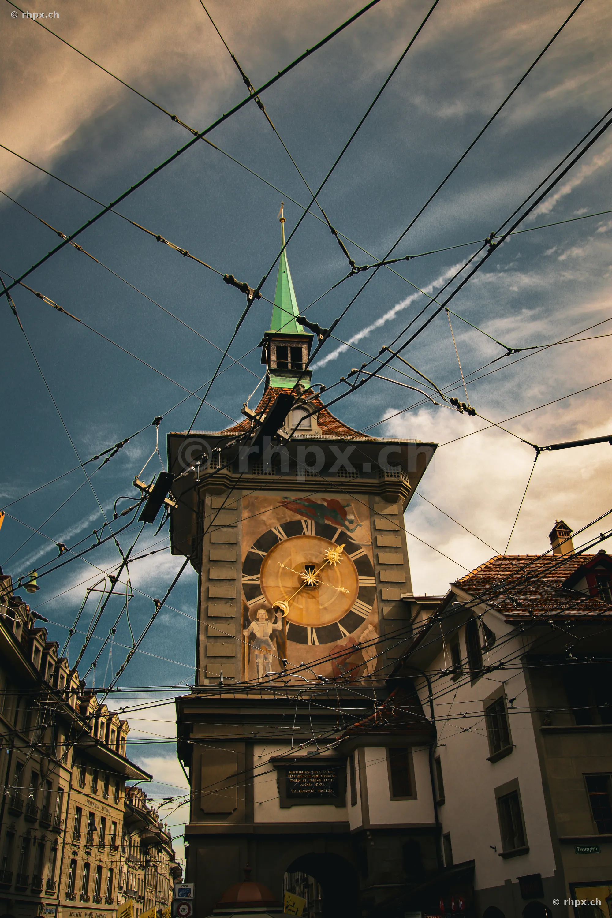 Der Zytglogge Uhrturm in Bern mit Oberleitungen im Vordergrund.