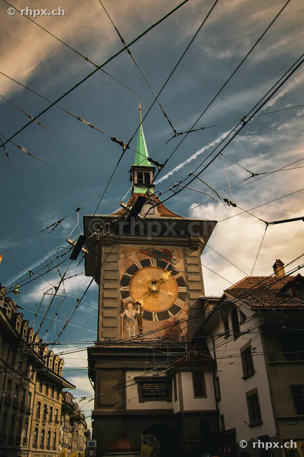 Der Zytglogge Uhrturm in Bern mit Oberleitungen im Vordergrund.