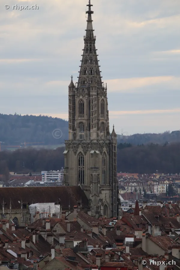 Blick auf den Turm des Berner Münsters über der Berner Altstadt