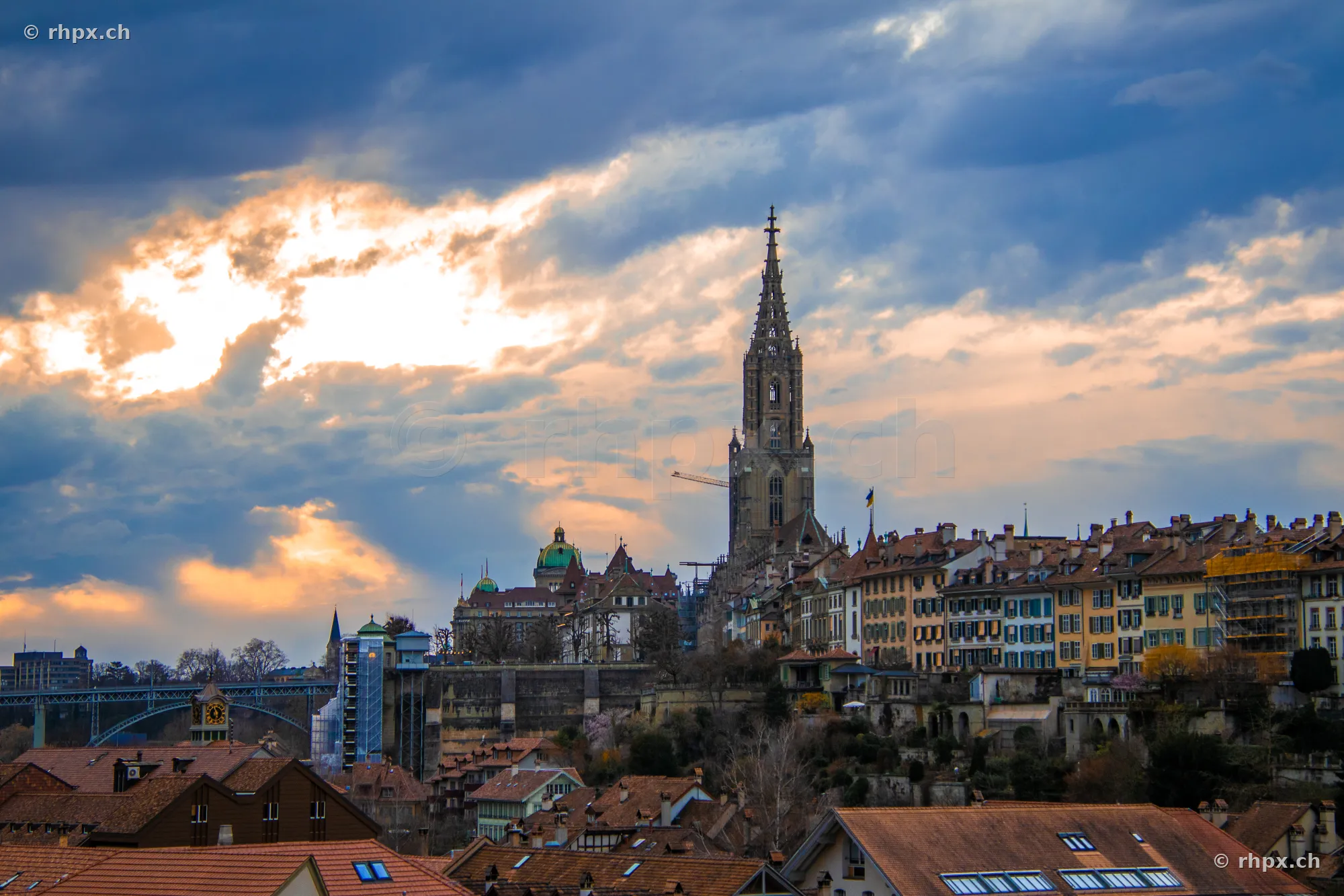 Blick auf das Berner Münster und die Altstadtdächer bei bewölktem Himmel