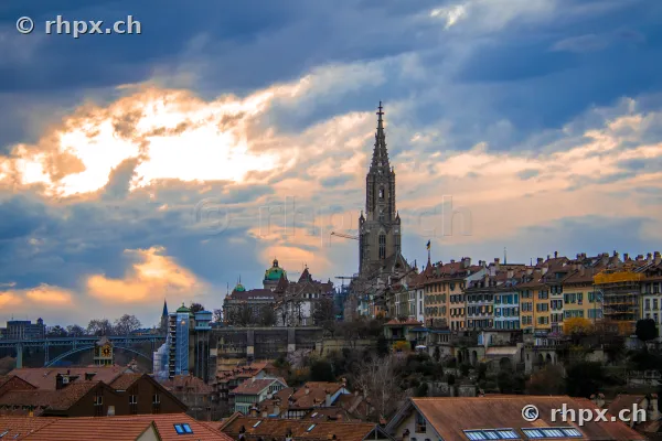 Blick auf das Berner Münster und die Altstadtdächer bei bewölktem Himmel