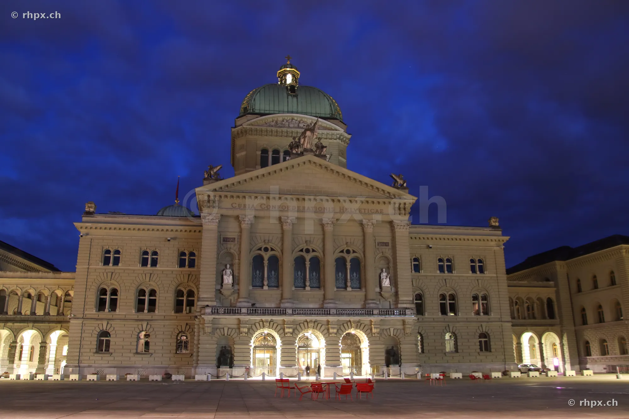 Das beleuchtete Bundeshaus in Bern bei blauem Abendhimmel