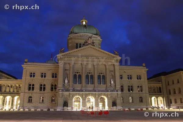 Das beleuchtete Bundeshaus in Bern bei blauem Abendhimmel