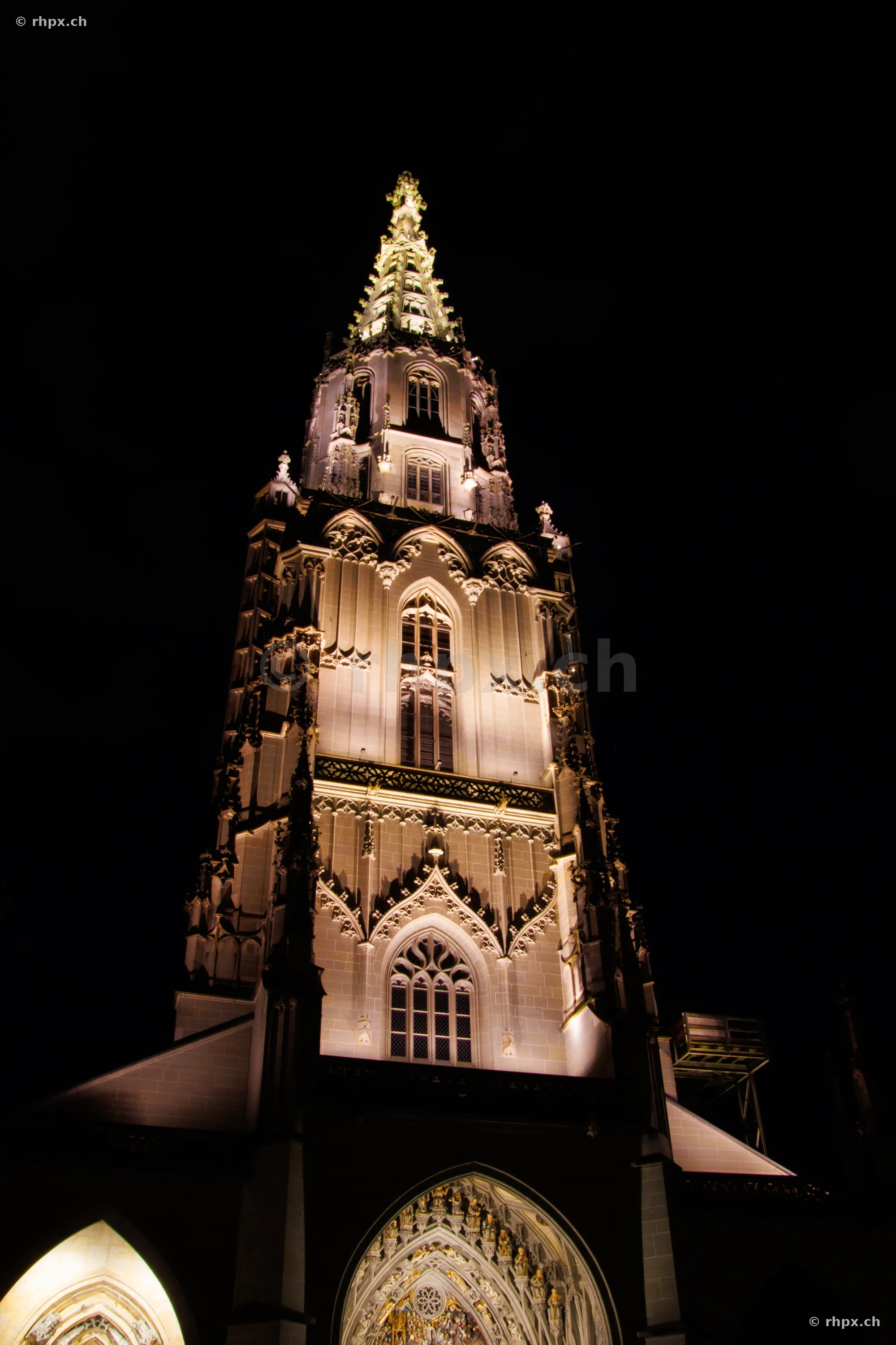 Der beleuchtete Turm des Berner Münster bei Nacht