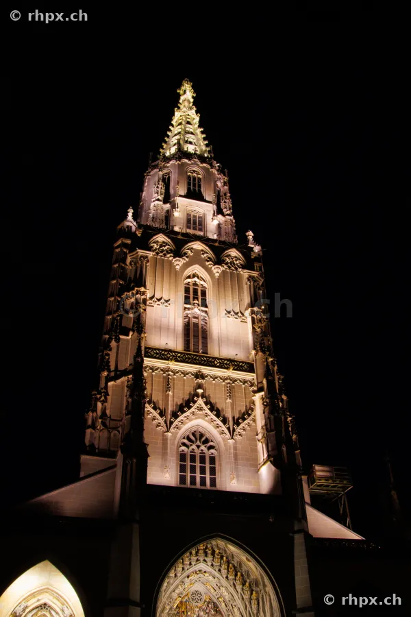 Der beleuchtete Turm des Berner Münster bei Nacht