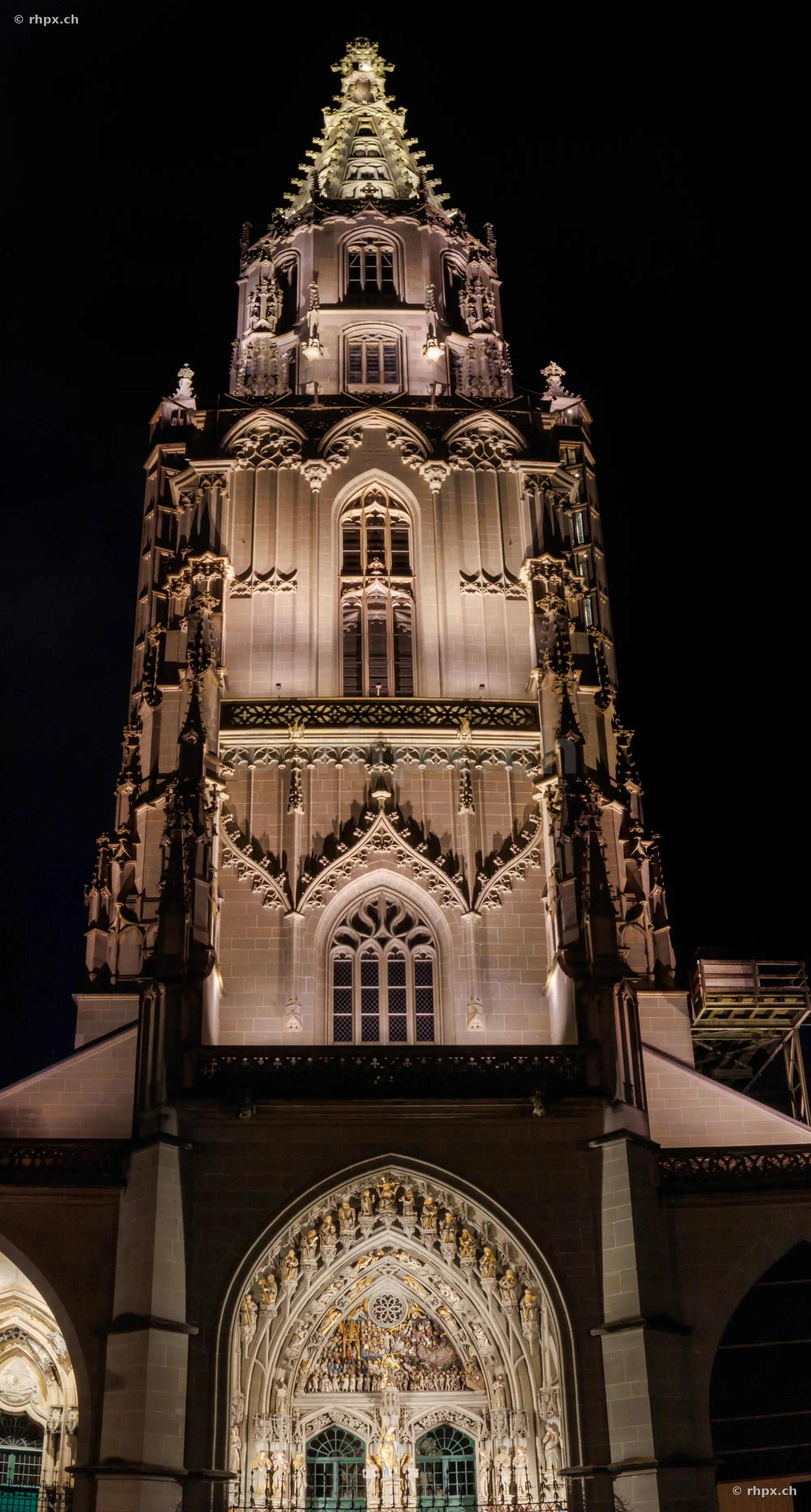 Detailansicht des Berner Münsters bei Nacht