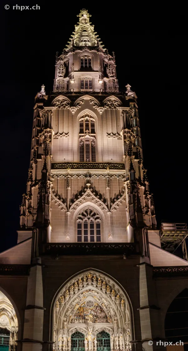 Detailansicht des Berner Münsters bei Nacht