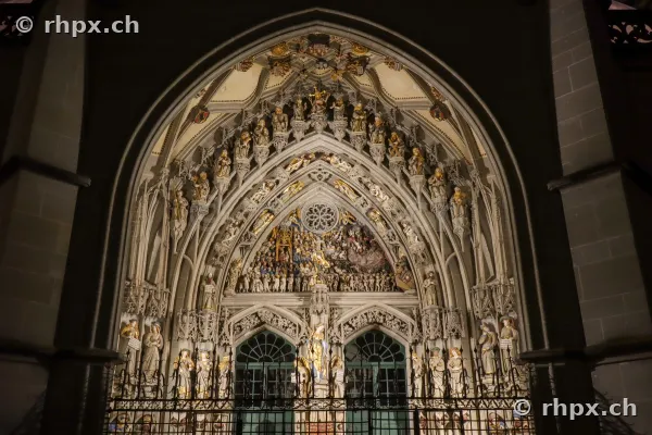 Detailansicht des steinernen Hauptportals mit dem Jüngsten Gericht am Berner Münster bei Nacht