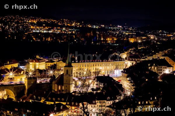 Nächtliche Ansicht der Berner Altstadt mit beleuchteten Gebäuden und Strassen