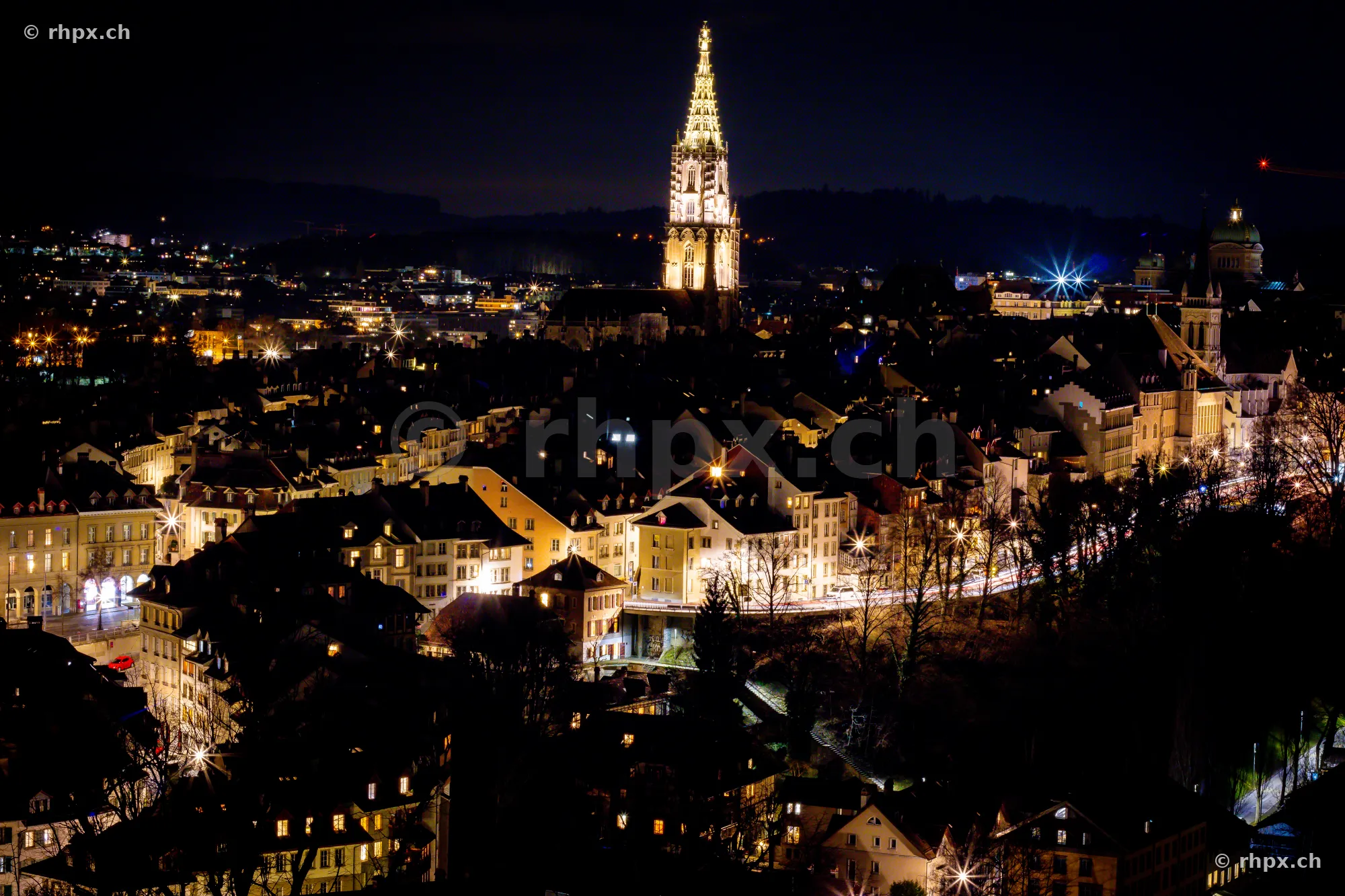 Nächtliche Ansicht der Berner Altstadt mit beleuchtetem Berner Münster
