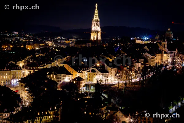 Nächtliche Ansicht der Berner Altstadt mit beleuchtetem Berner Münster