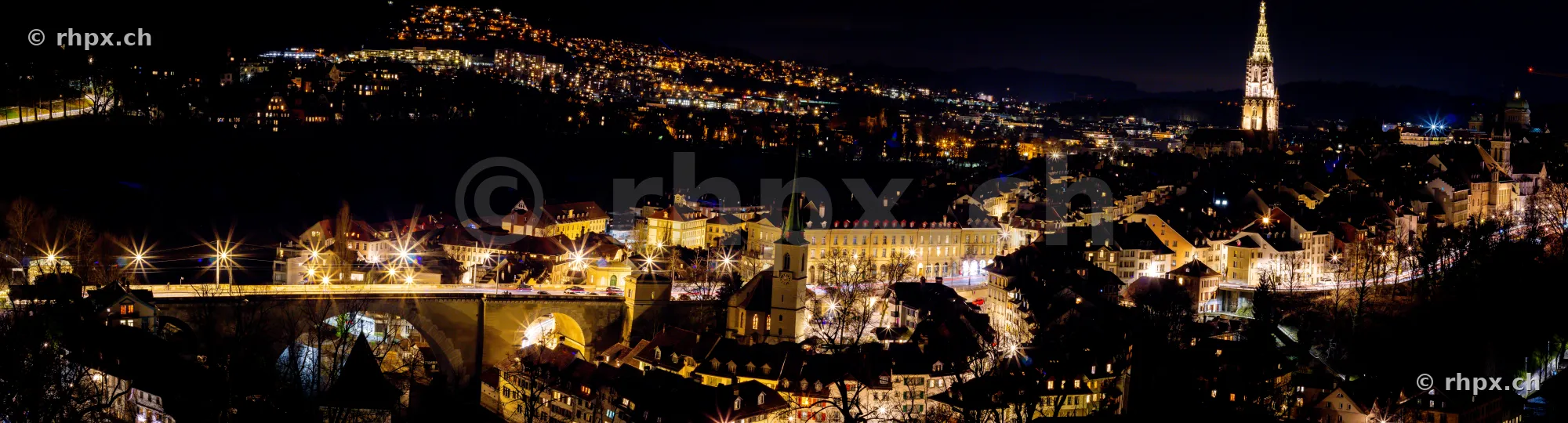 Panorama der Berner Altstadt bei Nacht mit dem beleuchteten Berner Münster