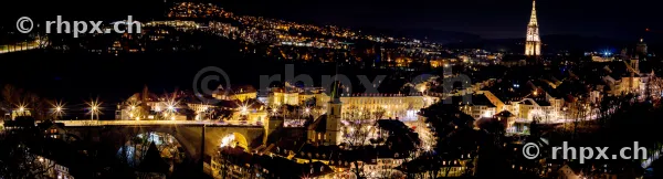 Panorama der Berner Altstadt bei Nacht mit dem beleuchteten Berner Münster