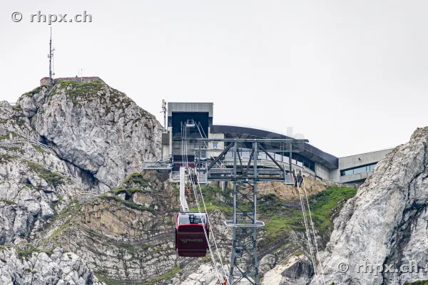 Rote Gondelbahn bei der Bergstation auf dem Pilatus bei Luzern