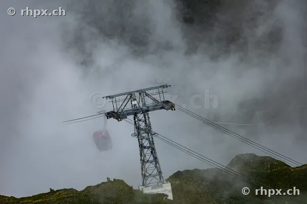 Stütze der Pilatus-Luftseilbahn in nebliger Berglandschaft