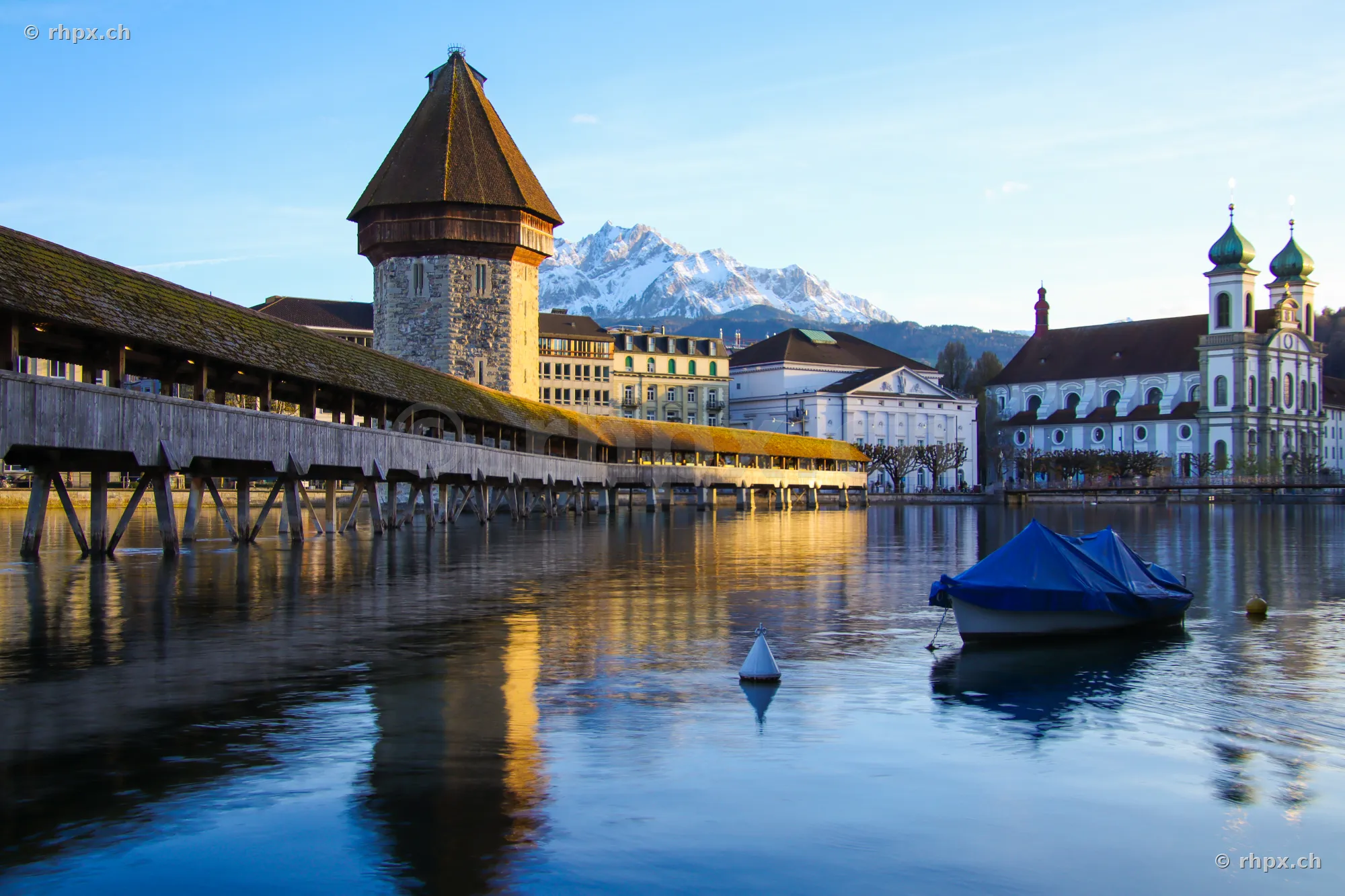 Kapellbrücke und Wasserturm in Luzern mit Pilatus im Hintergrund