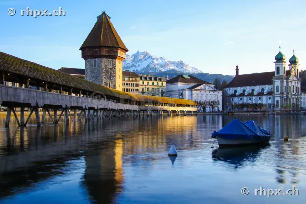Kapellbrücke und Wasserturm in Luzern mit Pilatus im Hintergrund