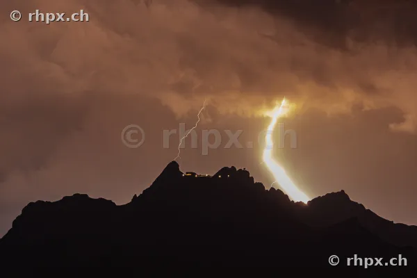 Gewitter über dem Gipfel des Pilatus in der Zentralschweiz bei Nacht.