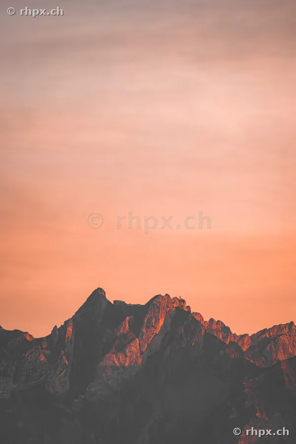 Der Gipfelbereich des Pilatus bei Luzern in warmem Abendlicht
