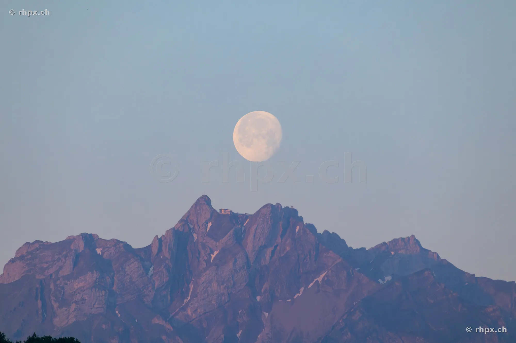 Der Vollmond steht über dem markanten Felsmassiv des Pilatus bei Luzern.