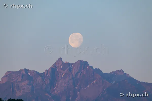 Der Vollmond steht über dem markanten Felsmassiv des Pilatus bei Luzern.