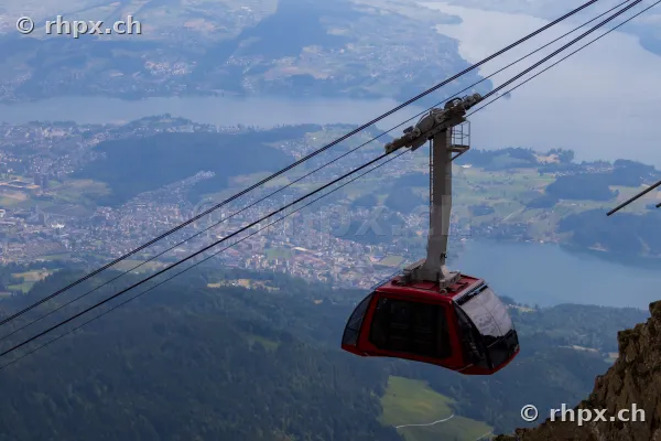 Rote Gondel der Pilatus-Bahn vor der Landschaft des Vierwaldstättersees