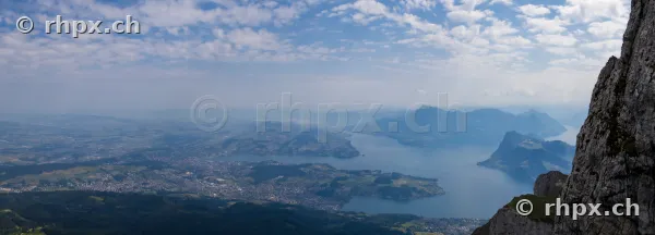 Panoramablick vom Pilatus über die Stadt Luzern und den Vierwaldstättersee an einem hellen Tag