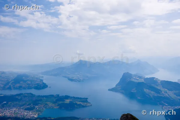 Weitwinkelansicht vom Pilatus über den Vierwaldstättersee mit Bürgenstock und Zentralschweizer Bergen