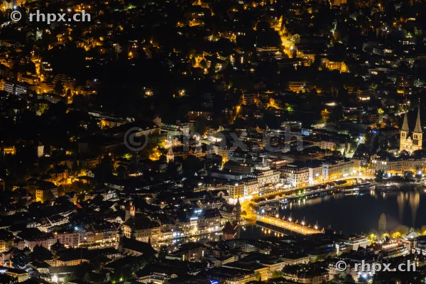 Blick bei Nacht auf die beleuchtete Stadt Luzern vom Pilatus aus