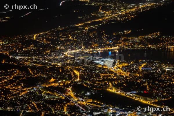 Nächtliche Luftaufnahme von Luzern mit beleuchteten Strassen und dem Vierwaldstättersee