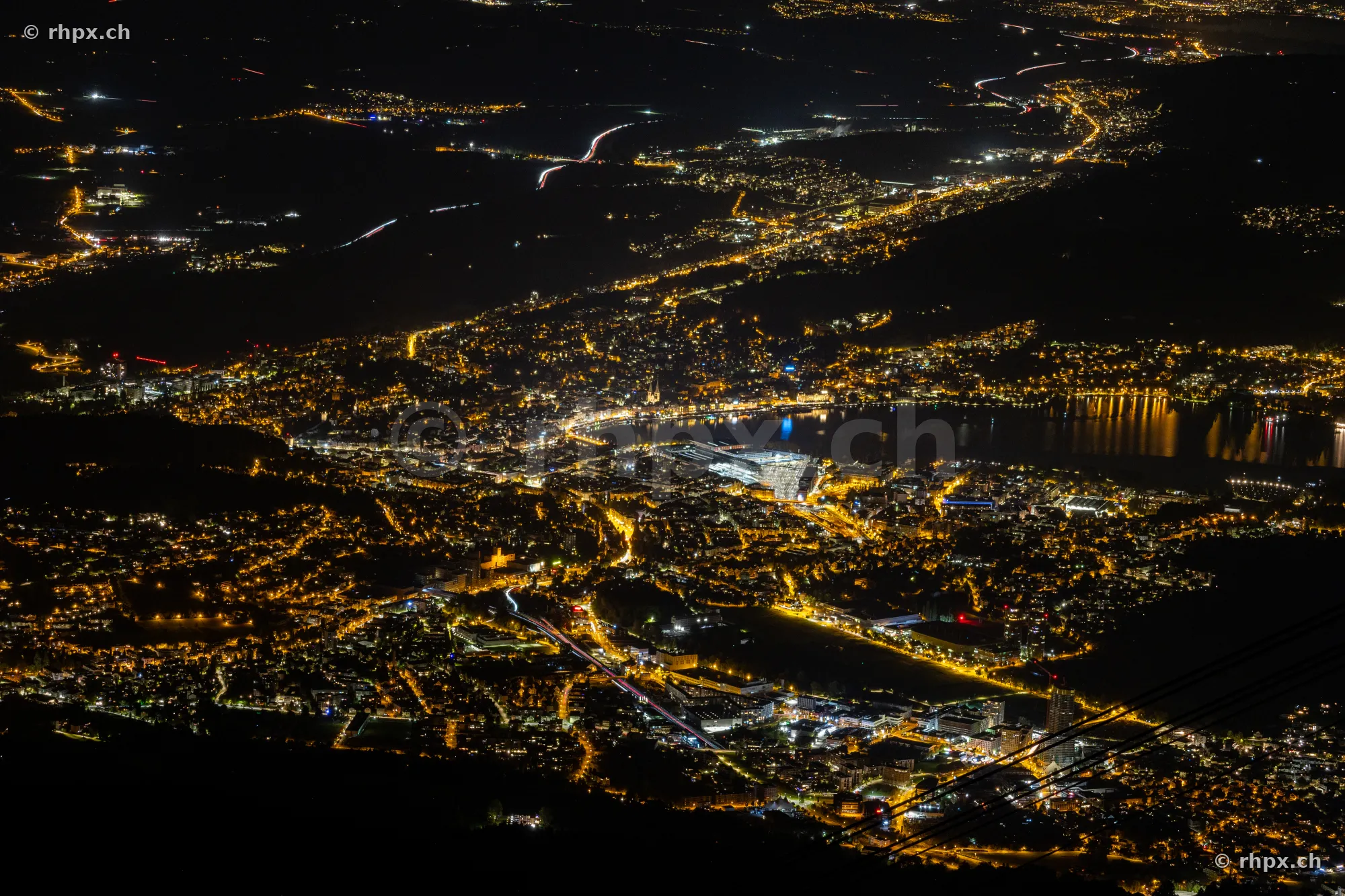 Nächtliches Lichtermeer der Stadt Luzern gesehen vom Pilatus