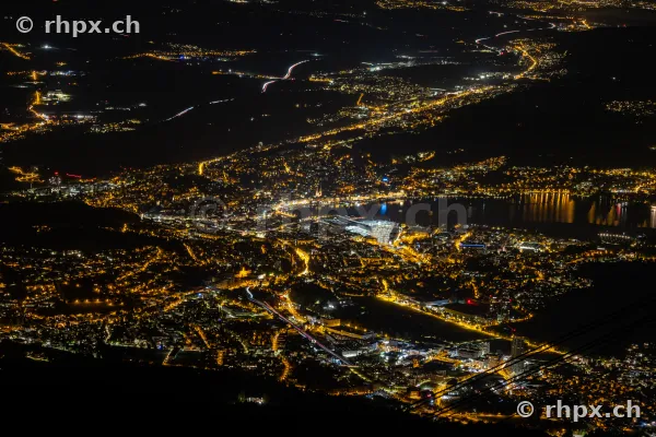 Nächtliches Lichtermeer der Stadt Luzern gesehen vom Pilatus